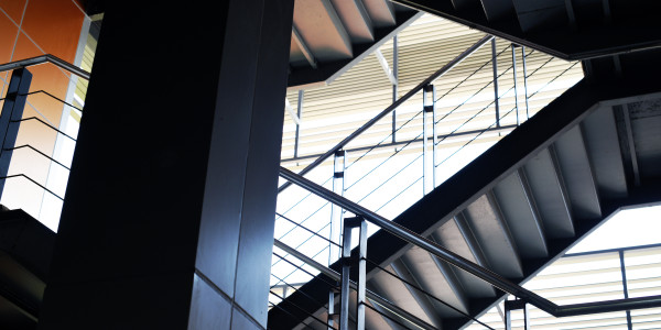 Pintar Fachadas de Empresas / Negocios / Locales Comerciales en Penedès i Garraf · Pintado de Escaleras