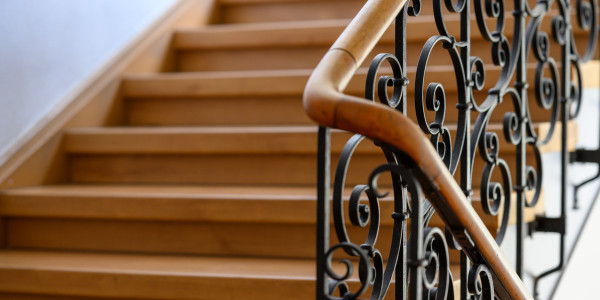 Pintar Fachadas y Patios de Luces de Comunidades Vecinos / Propietarios  Piera · Pintado de Pasillos, Escaleras y Zonas de Tránsito