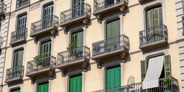 Pintar Fachadas y Patios de Luces de Comunidades Vecinos / Propietarios  Piera · Reparación y Preparación de Superficies