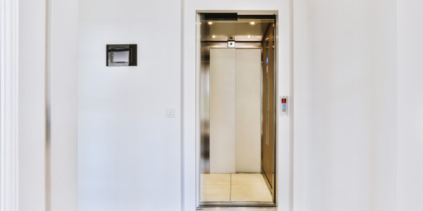 Pintar Fachadas y Patios de Luces de Comunidades Vecinos / Propietarios  Piera · Esmalte de Puertas de Ascensores, Puertas de Emergencia y Portales